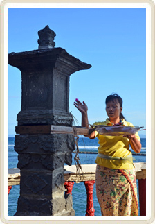 Frau vor einem Opferschrein