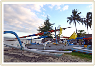 Jukung-Boote am Strand