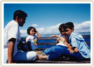 Ein Vater mit seinen Kindern auf der Fähre nach Lombok